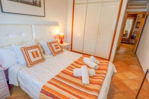 Postel nebo postele na pokoji v ubytování Linda Vista Oasis Penthouse by Hello Homes Sitges