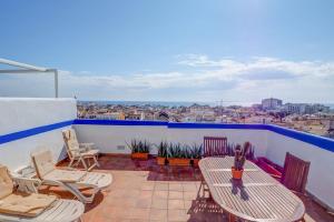 balcón con mesa, sillas y vistas a la ciudad en Linda Vista Oasis Penthouse by Hello Homes Sitges, en Sitges