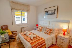 Postel nebo postele na pokoji v ubytování Linda Vista Oasis Penthouse by Hello Homes Sitges