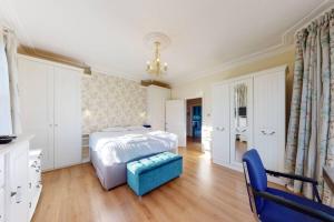 Postelja oz. postelje v sobi nastanitve Superb 2 bedroom flat w garden - 1 min to Queen's Park