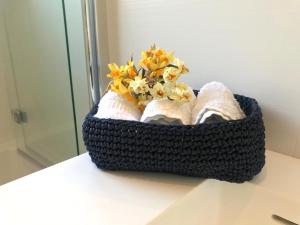 ein Korb mit Handtüchern und Handtüchern auf einem Tisch im Bad in der Unterkunft villa Mays in Meran