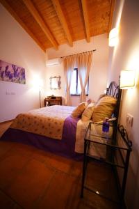 een slaapkamer met een bed, een tafel en een raam bij Fonte Murata B&B in Portoferraio