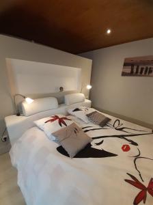 Letto o letti in una camera di La Douce Parenthèse B&B entre bois et champs-Accueil motards