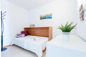 een kleine kamer met een bed en een tafel bij Apart-rent Apartament Port Grec 0157 in Empuriabrava
