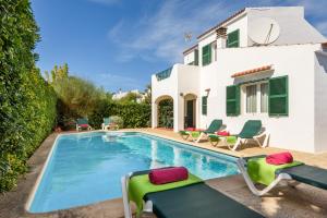 una villa con piscina e una casa di Villa Menorca Juanita by Mauter Villas a Cala en Blanes
