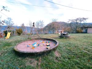 un gioco ambientato in un campo con un treppiede di A l'Orée du Bois a Dommartin-lès-Remiremont