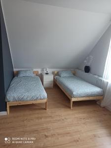 En eller flere senger på et rom på Domek Całoroczny Pod Dworem