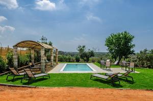 einen Pool mit Stühlen und einem Pavillon in der Unterkunft Villa Torre Dell'alto mare blocco n2 in Alliste