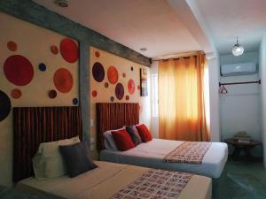 En eller flere senger på et rom på Hotel Jardin Mahahual