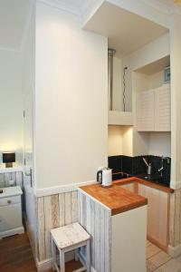 une cuisine avec un comptoir et un tabouret. dans l'établissement Grand Apartments - Anchor Apartament Sopot, à Sopot