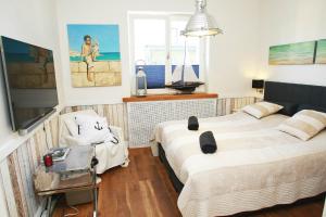 Un pat sau paturi într-o cameră la Grand Apartments - Anchor Apartament Sopot