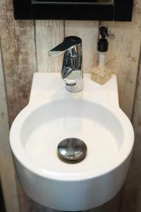 un évier blanc avec un robinet dessus dans l'établissement Grand Apartments - Anchor Apartament Sopot, à Sopot