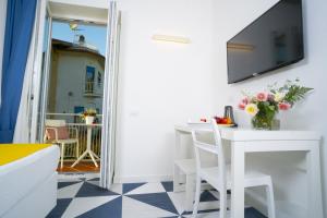 ソレントにあるVilla Cettina Boutique Hotelのテーブルと鏡付きの部屋