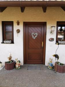 een voordeur van een huis met een hartkrans erop bij "Kleine Hedwig" in Putbus