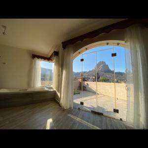 Zimmer mit einem großen Fenster mit Blick auf die Wüste in der Unterkunft Hotel San Diego in Bernal