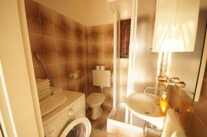 een kleine badkamer met toilet en wastafel bij Apartments Viganj (22) in Viganj +45 foto's