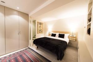 パリにあるUp & Downのベッドルーム1室(大型ベッド1台、ラグ付)