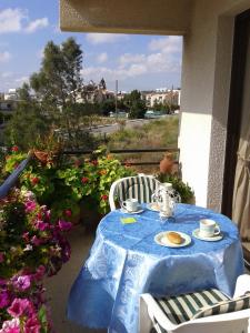 un tavolo con una tovaglia blu su un patio di Arilena Holiday Apartments a Paphos