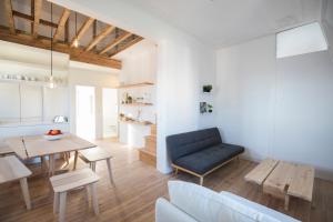 ein Wohnzimmer mit einem blauen Sofa und einem Tisch in der Unterkunft Historical Apartment Santos IV in Lissabon