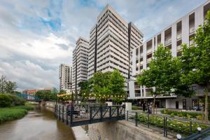 most nad rzeką z wysokimi budynkami w obiekcie apartamenty-wroc Atal Towers we Wrocławiu