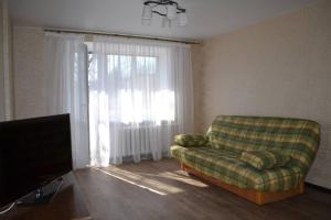 uma sala de estar com um sofá e uma televisão em Apartment Brooklyn in Kamianets-Podilskyi em Kamianets-Podilskyi