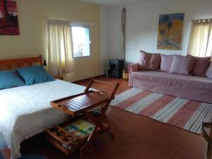 Casa Imeldo y Eloisa في El Pinar del Hierro: غرفة معيشة مع سرير وأريكة