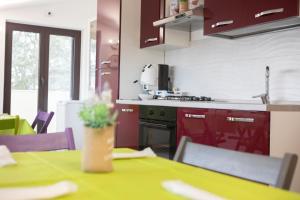 A kitchen or kitchenette at Un passo dal mare - Guest House