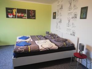 sypialnia z łóżkiem w pokoju ze ścianą w obiekcie Apartmány MK w mieście Nové Hrady
