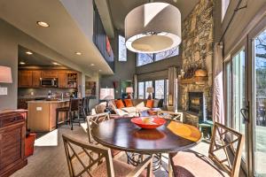 een keuken en een woonkamer met een tafel en stoelen bij Luxe Rumbling Bald Retreat with Deck and Mountain View in Lake Lure