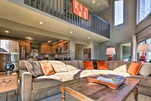 Luxe Rumbling Bald Home with Deck and Mountain View的休息区
