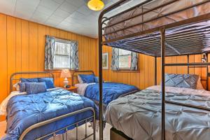 En eller flere senge i et værelse på Excellent Lakeview Getaway with Watercrafts Included + 37 billeder