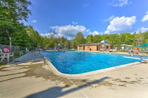 Swimmingpoolen hos eller tæt på Excellent Lakeview Getaway with Watercrafts Included