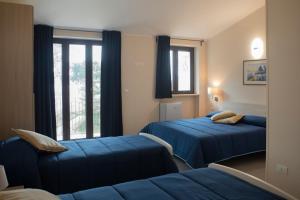 A bed or beds in a room at Un passo dal mare - Guest House