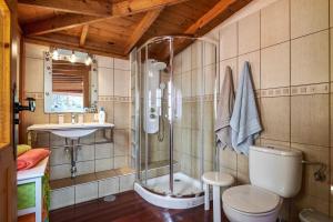 Kúpeľňa v ubytovaní Charming House in Buenavista del Norte with Shared Pool + 13 fotografií