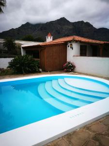Bazén v ubytovaní Charming House in Buenavista del Norte with Shared Pool alebo v jeho blízkosti