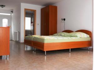 1 dormitorio con 1 cama en una habitación en Rider Beach, en Balatonszemes