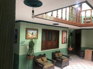 パツクアロにあるSan Pabloの椅子2脚、バルコニー(階段付)が備わる客室です。