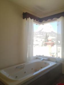 e bagno con finestra e vasca. di Hotel San Diego a Bernal