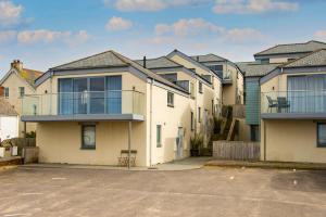 a row of houses in a parking lot at Sandpiper Cottages in Newquay