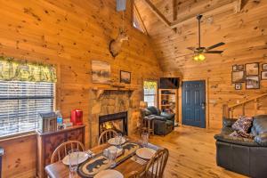 uma sala de estar com uma mesa e uma lareira em Creekside Cabin in the Blue Ridge Mountains! em Blue Ridge