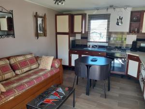 Kuchyň nebo kuchyňský kout v ubytování Petite Maison Chalet à 100 m de la petite mer de Gâvres