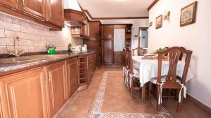Kuchyň nebo kuchyňský kout v ubytování Canary Bio Hostel Tenerife