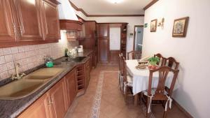 Kuchyň nebo kuchyňský kout v ubytování Canary Bio Hostel Tenerife