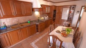 Kuchyň nebo kuchyňský kout v ubytování Canary Bio Hostel Tenerife