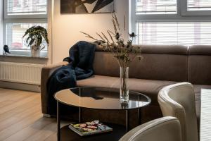 salon z kanapą i szklanym stołem w obiekcie apartamenty-wroc Golden House we Wrocławiu +37 zdjęć