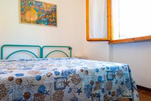 A bed or beds in a room at Appartamento La Baia