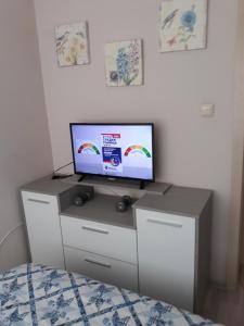 telewizor na komodzie w sypialni w obiekcie стаи за гости Севлиево studio for guests Sevlievo w mieście Sewliewo