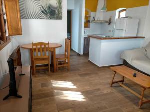 Casas la Noria في لاس نيغراس: مطبخ وغرفة طعام مع طاولة ومطبخ