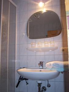 een badkamer met een wastafel en een spiegel bij Bachtelhuber-Hof in Teisendorf