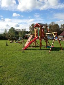 un grupo de equipos de recreo en un campo de césped en Domki w Bieszczadach, en Solina